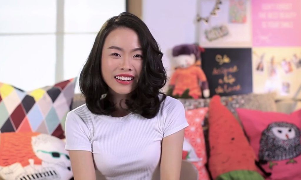 ผู้หญิง เอเชีย ผมดำ ประบ่า ดัดลอน ใส่ซีซอลท์ สเปรย์