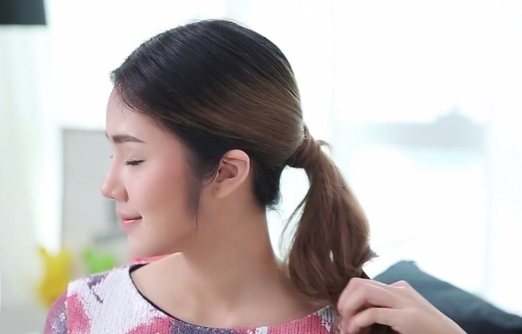 ผู้หญิง เอเชีย หันข้าง ผมประบ่า มัดผมหางม้า