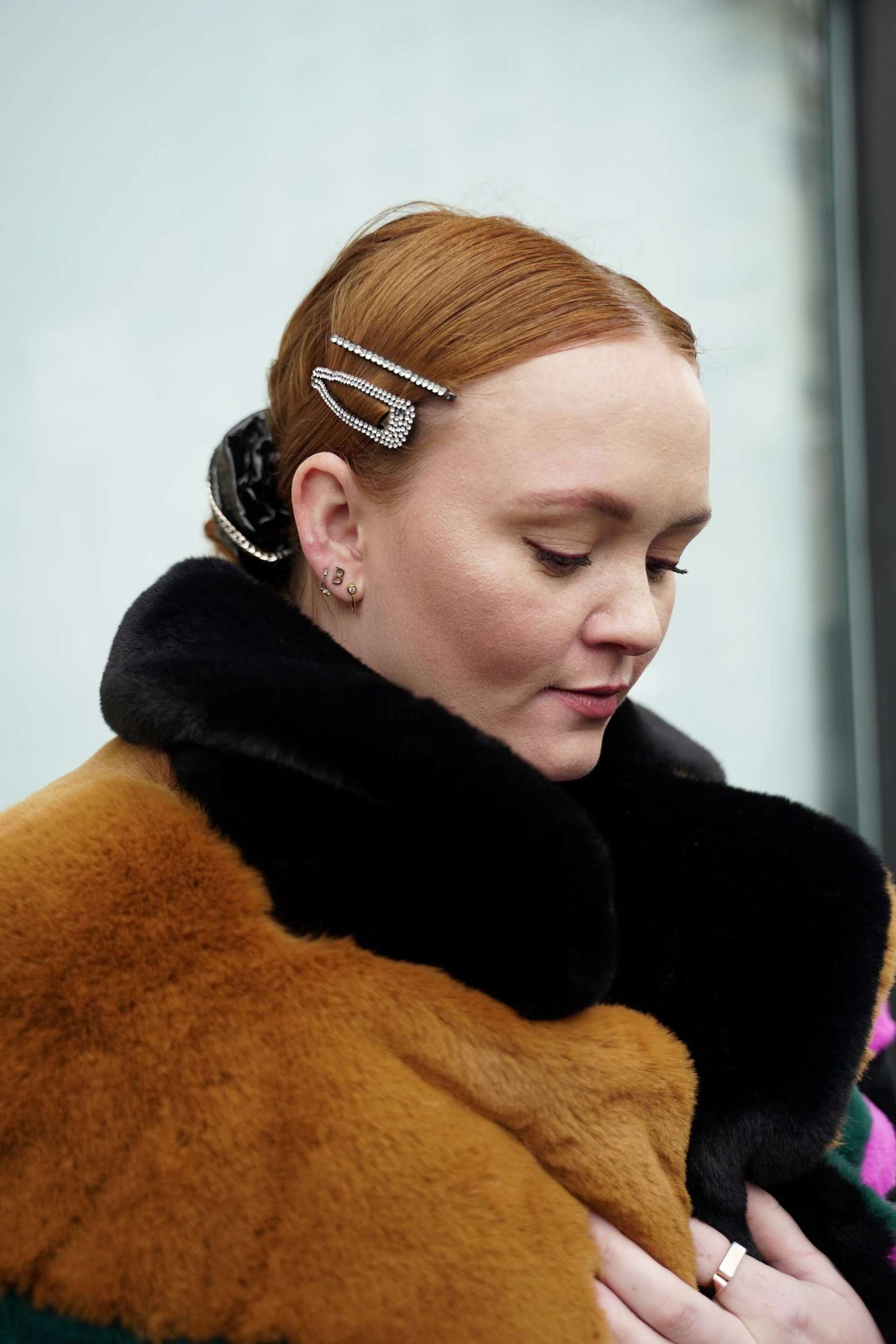 ทรงผมมวยต่ำและเสริมความเด่นด้วยเครื่องประดับผม (Credit: Craig Alexander)