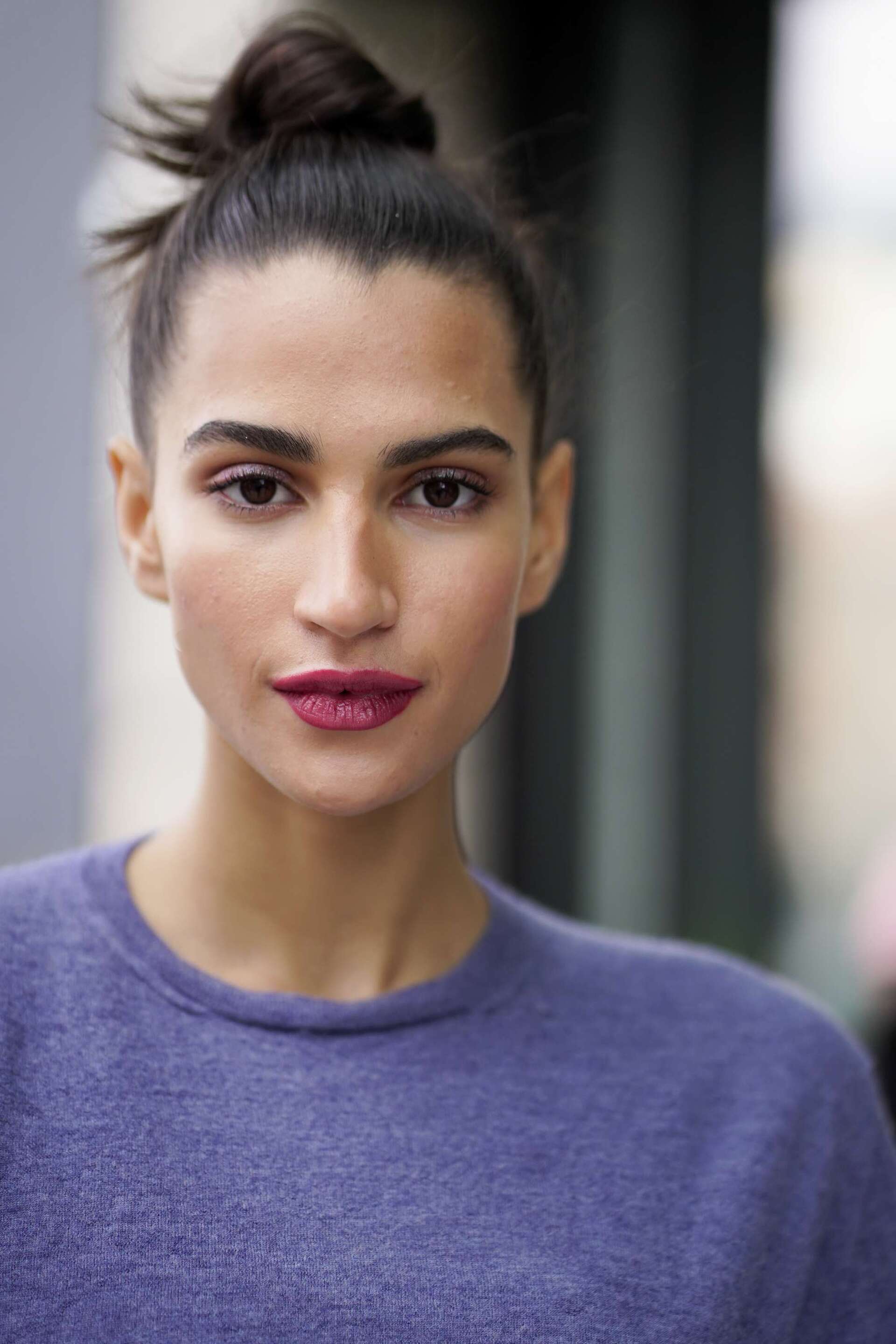 ทรงผม Top Knot ปล่ยอปลายยุ่งๆ ดูสวยเซอร์ (Credit: Craig Alexander)