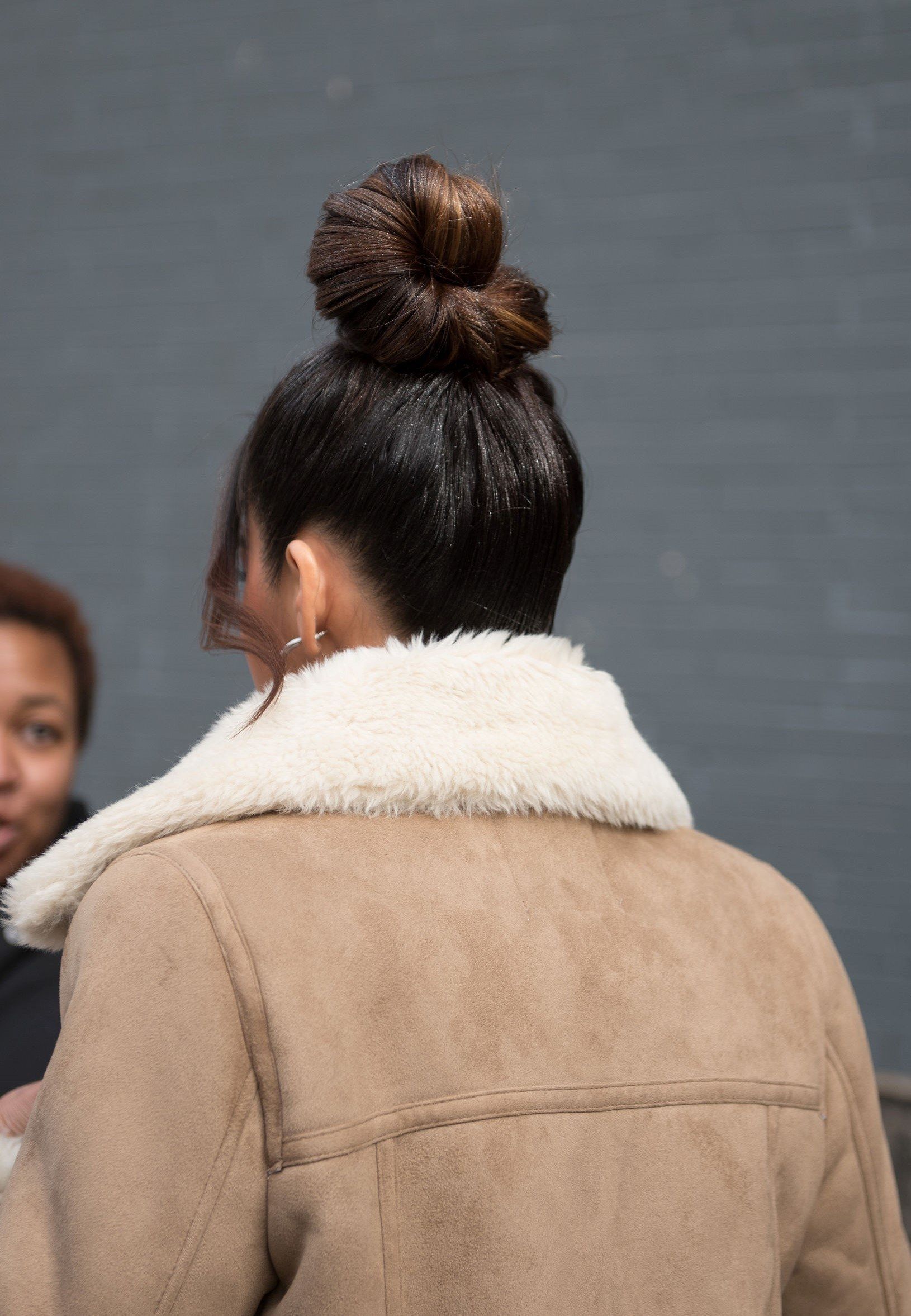 ทรงผมมวยสูงแบบเก๋ๆ (Credit: Craig Alexander)