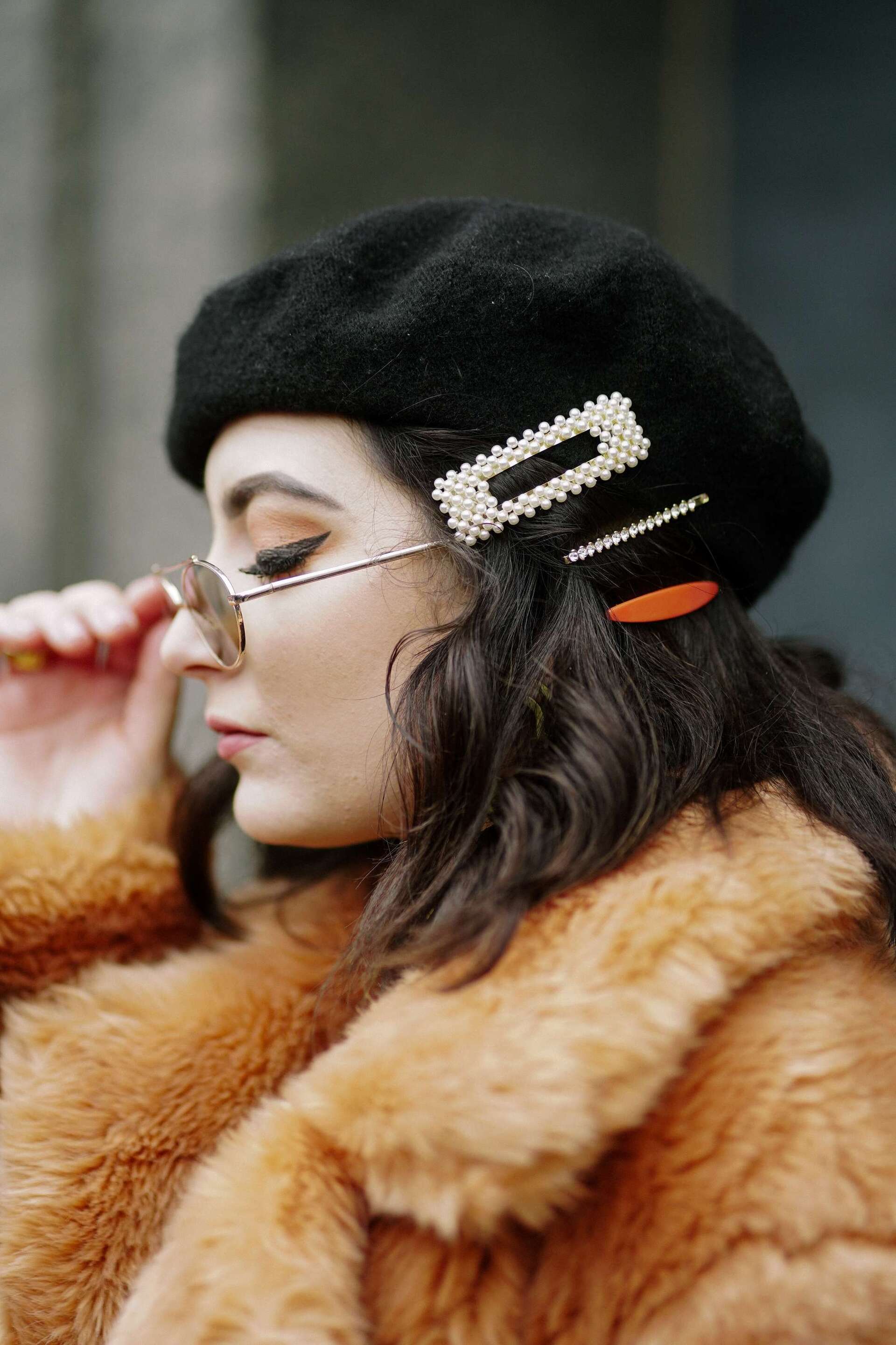 เติมความสวยเด่นให้ทรงผมด้วยเครื่องประดับเก่ๆ (Credit: Craig Alexander)