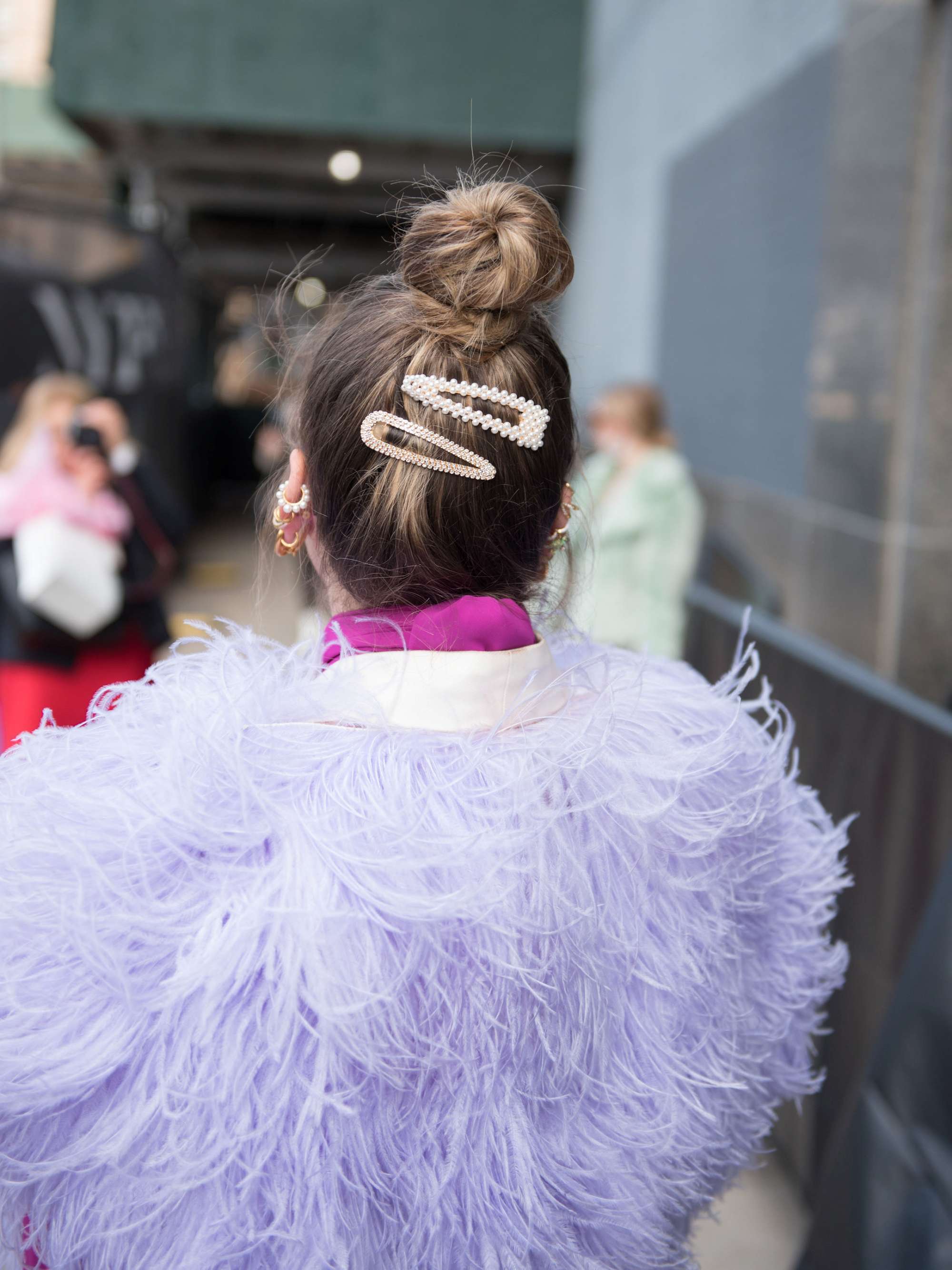 ทรงผมมวยสูง กับกิ๊บติดผมสวยเก๋ (Credit: Arianna Sharfman)