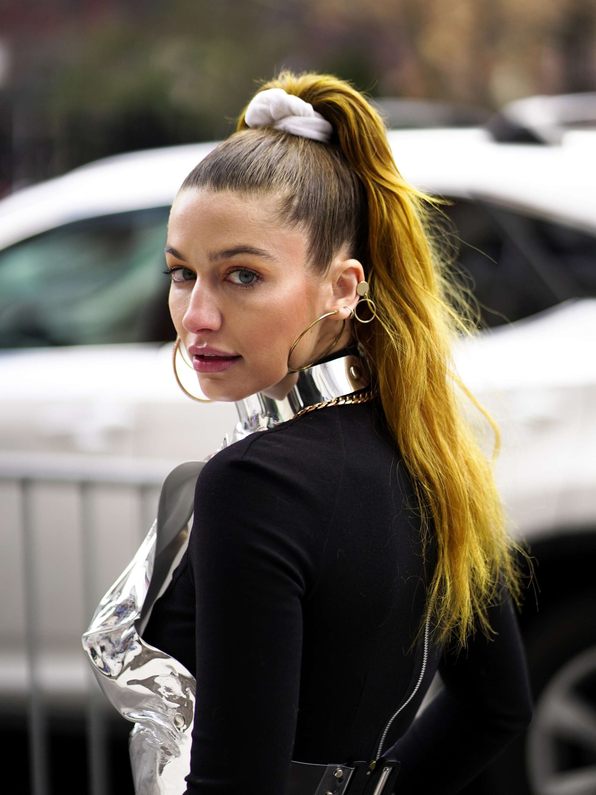 ผมหางม้าสูง ช่วยให้ดูโฉบเฉี่ยว มั่นใจ (Credit: Craig Alexander)