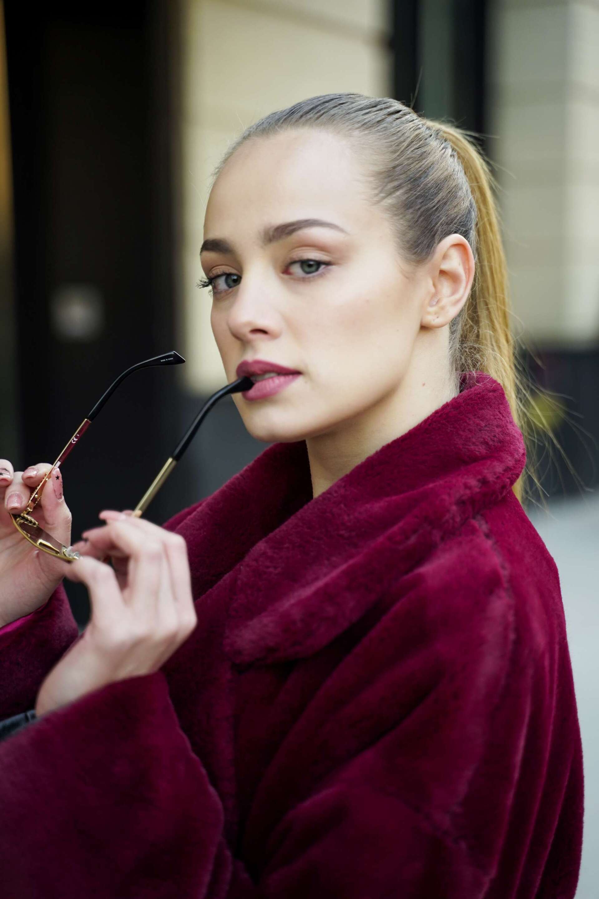 ผมหางม้าสูง เรียบๆ แต่สวยชิค (Credit: Craig Alexander)