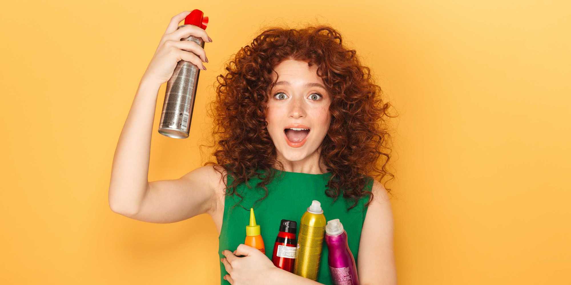 ผู้หญิงฝรั่งผมยาว ถือผลิตภัณฑ์ดูแลผม