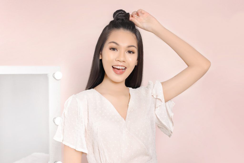 ผู้หญิงเอเชีย หันหน้า ผมยาวสีดำ ทรงบันครึ่งหัว