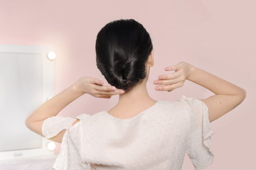 ผู้หญิงเอเชีย ผมยาวสีดำ เกล้าผม