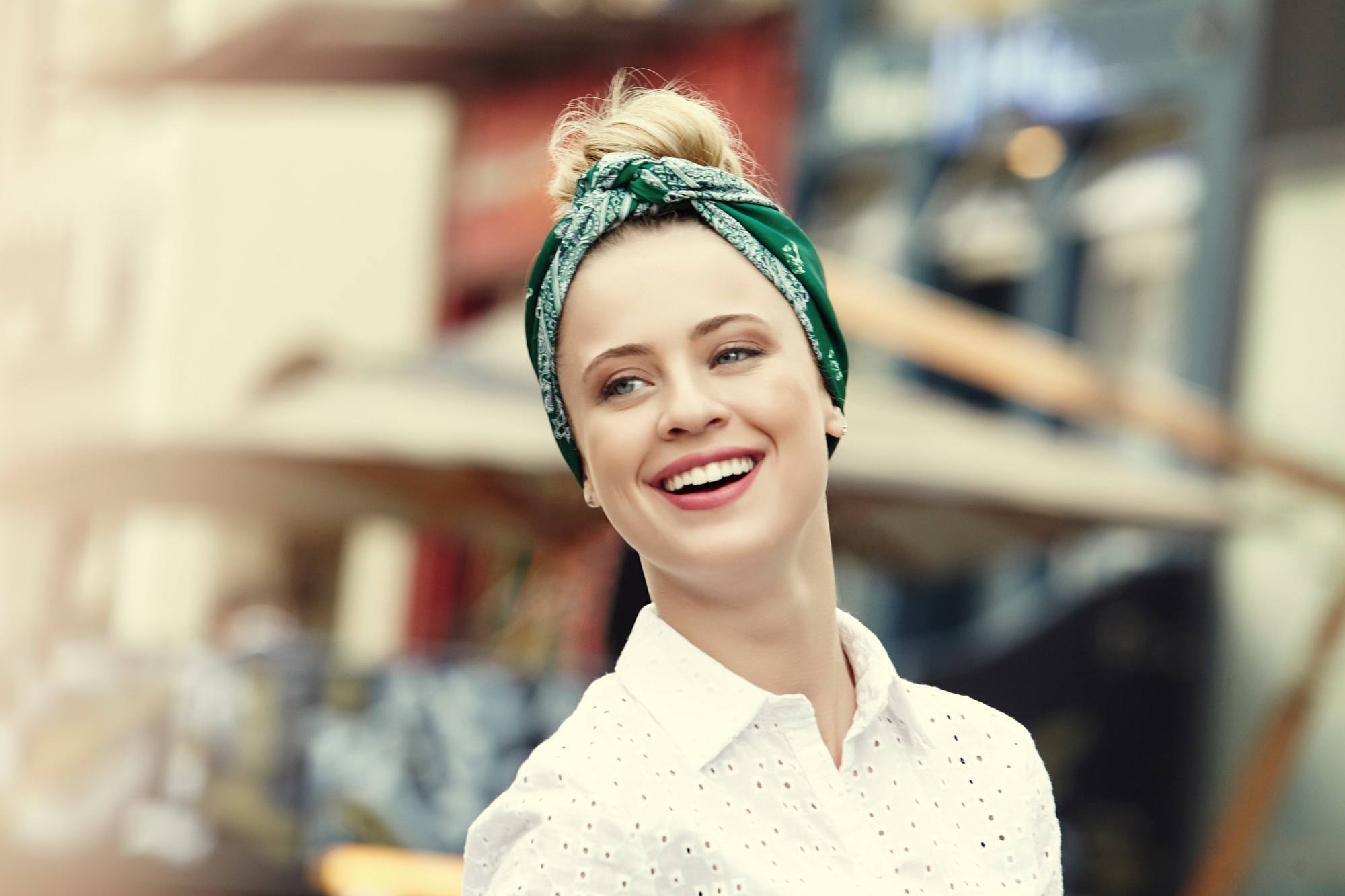 คาดผ้า Bandana ได้ลุคสตรีทเท่ๆ (Credit: Verity Jane Smith)