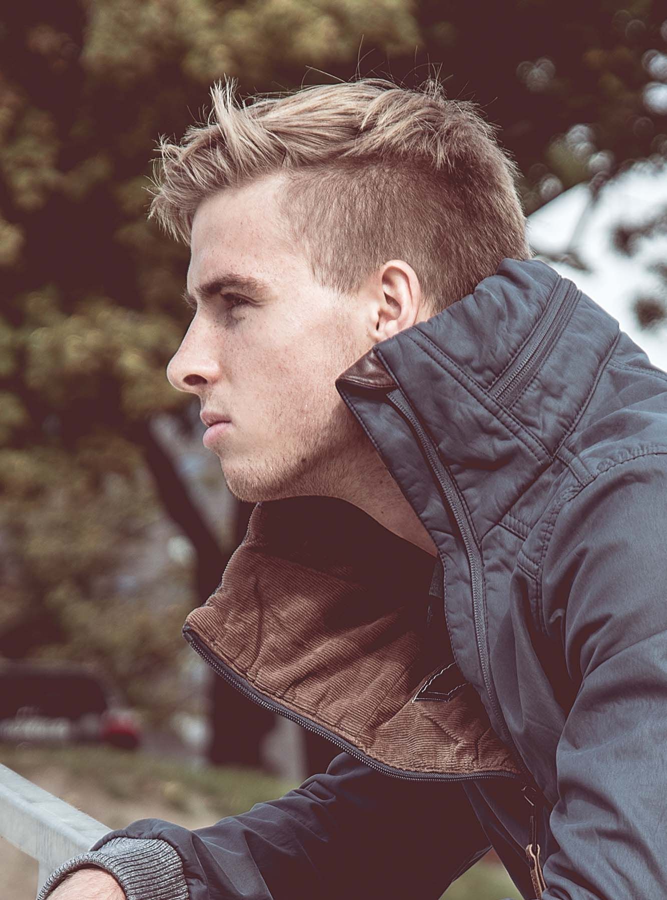 ผมเปิดข้าง ข้างบนไว้ยาว (Credit: Rex by Shutterstock)