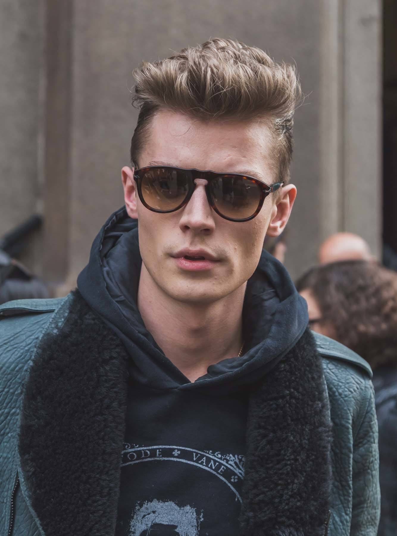 ผมเปิดข้าง จัดทรงผมเป็นกระบังสูง (Credit: Rex by Shutterstock)