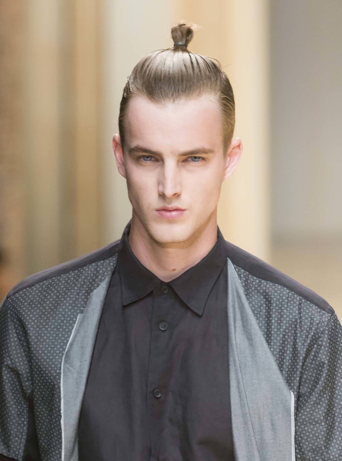 ผมมัดจุก ไถเปิดข้าง (Credit: Rex by Shutterstock)