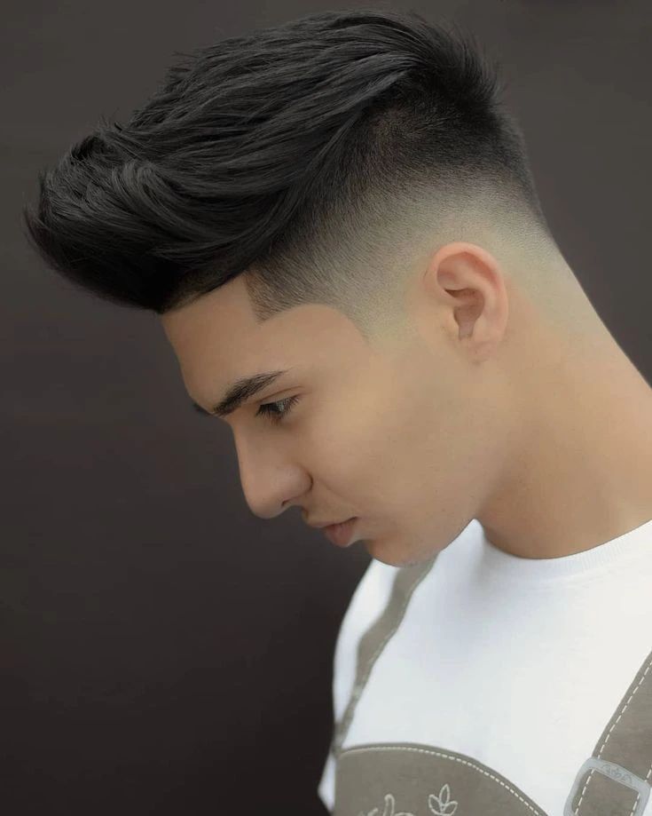 หนุ่ม เอเชียกลาง ผมรองทรง ไถข้าง