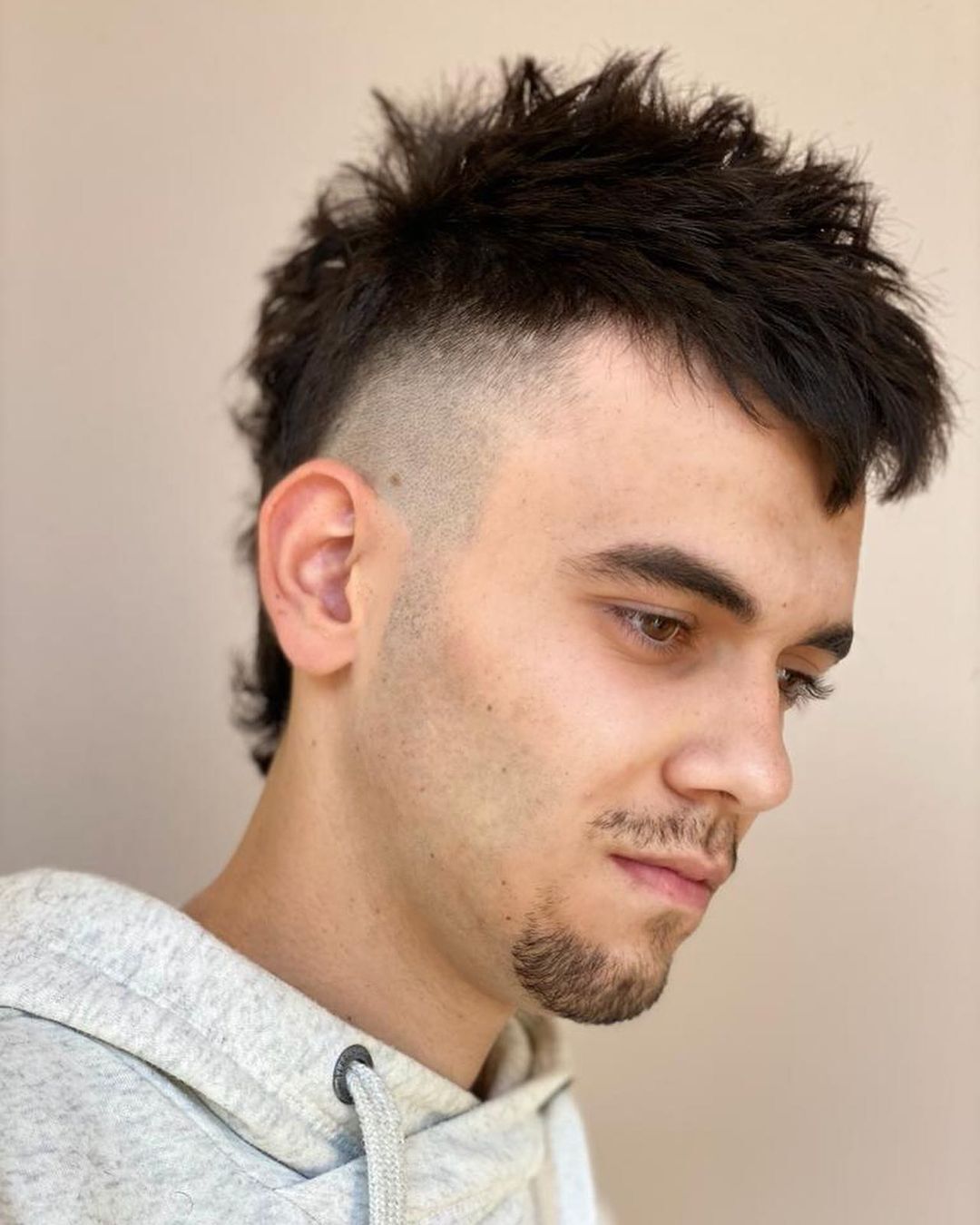 หนุ่ม ฝรั่ง ผมรากไทร ไถข้าง โฟว์ฮอว์ก