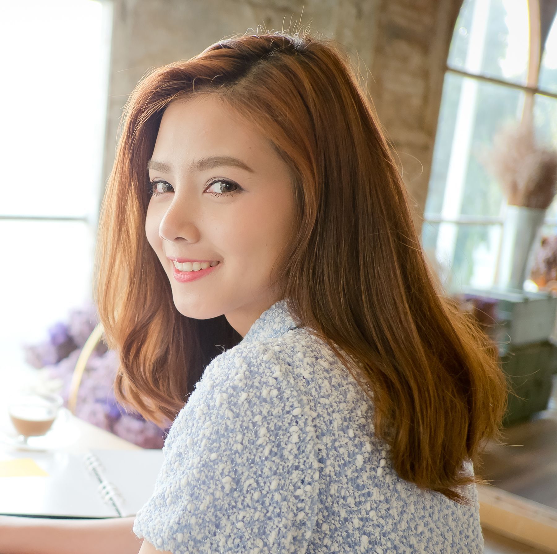 เฉดผมสีน้ำตาลแดงสวยๆ และเหตุผลที่จะทำให้คุณหลงรักผม “สีน้ำตาลแดง”