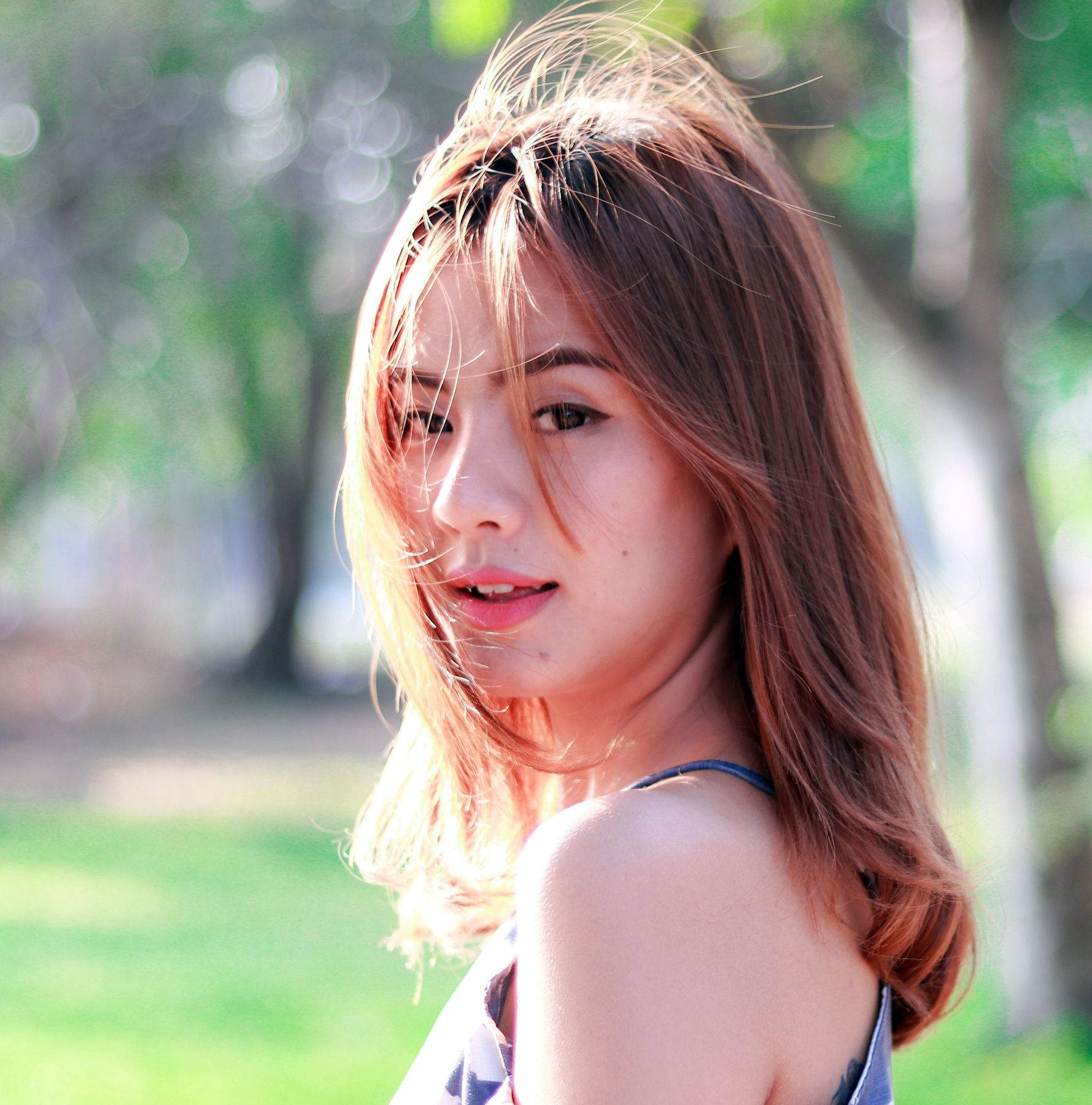 สีน้ำตาลแดงช่วยขับสีผิวให้ดูอมชมพู (Credit : Shutterstock)