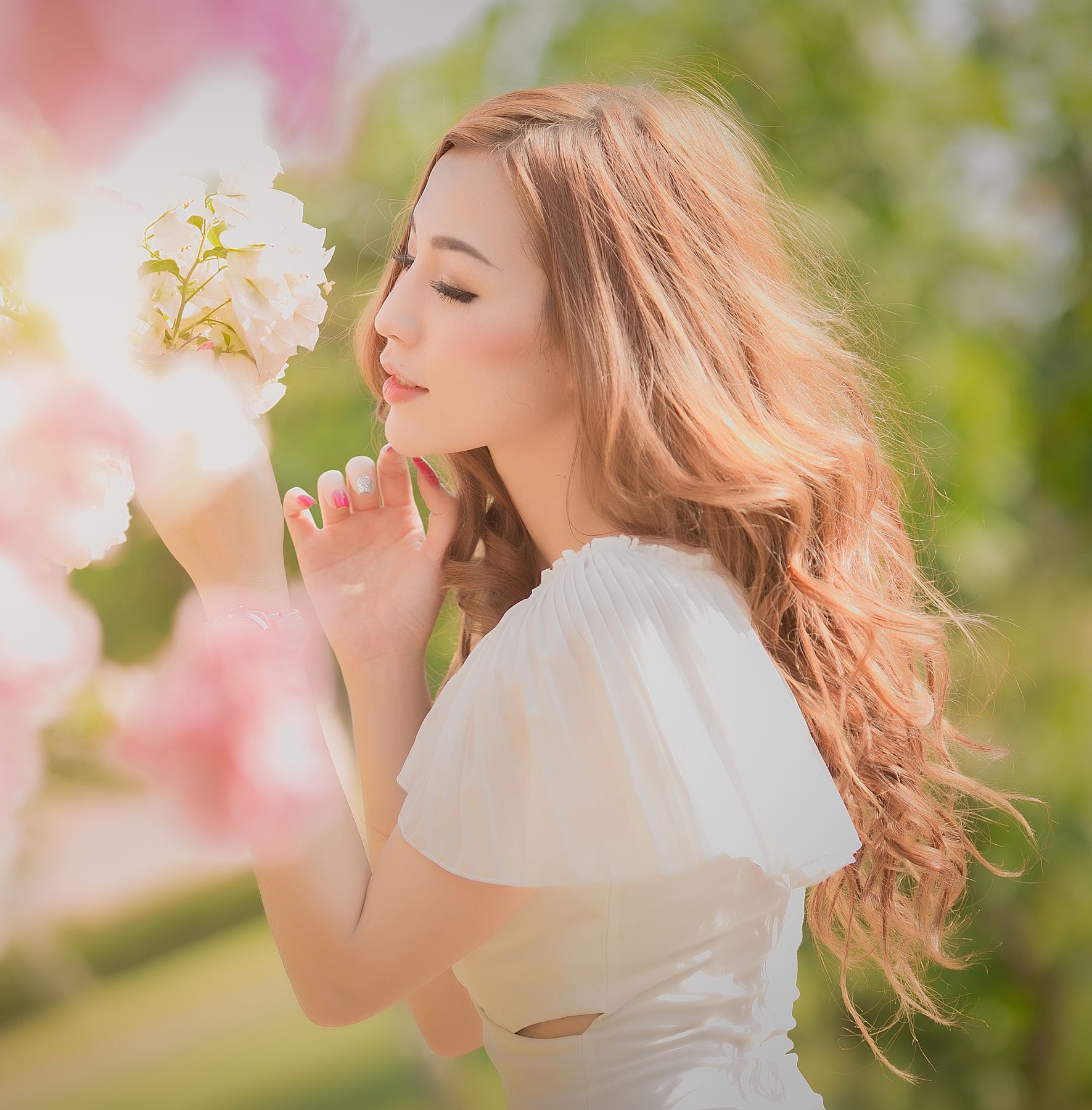 ผมสีน้ำตาลแดงเหมาะสำหรับสาวๆ ทุกสีผิว (Credit : Shutterstock)