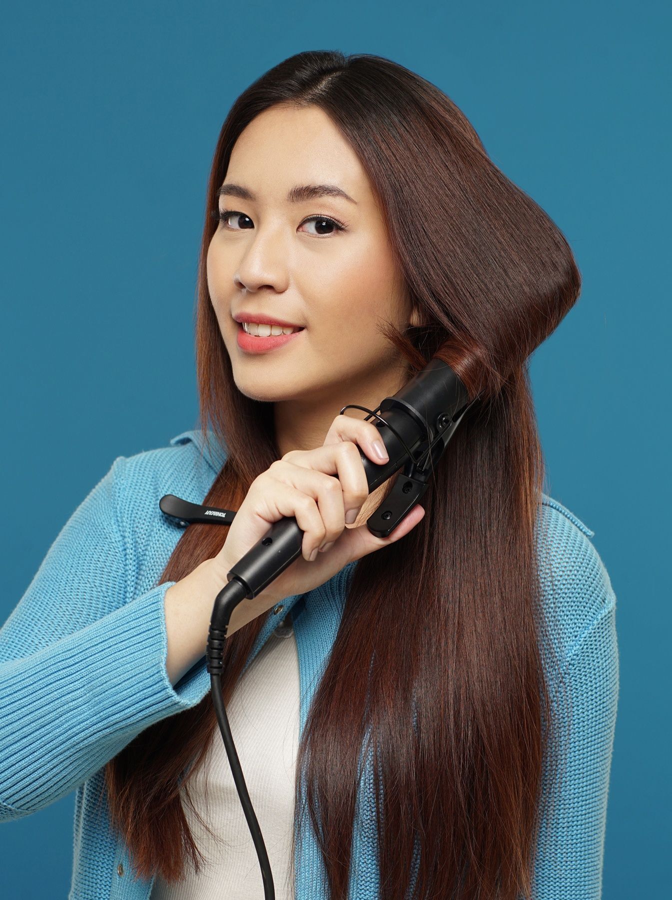 curly-side-part-hairstyle-with-cute-hair-clips-in-the-front