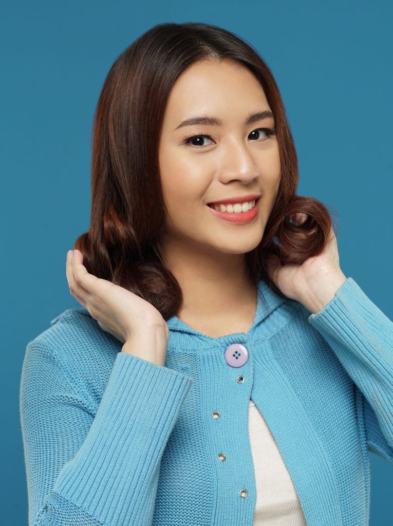 ทรงผมดัดลอนแสกกลางติดกิ๊บ