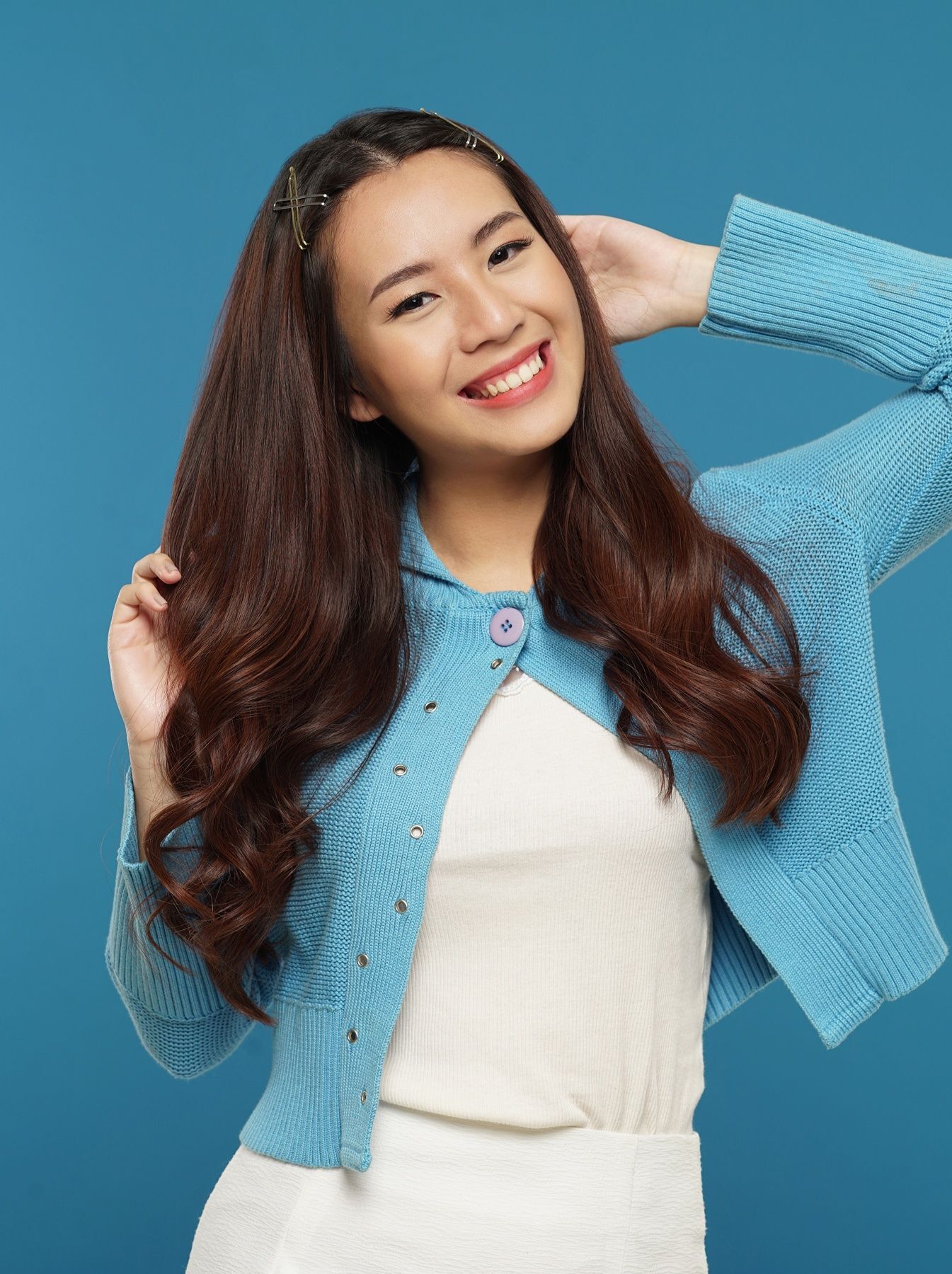 curly-side-part-hairstyle-with-cute-hair-clips-in-the-front