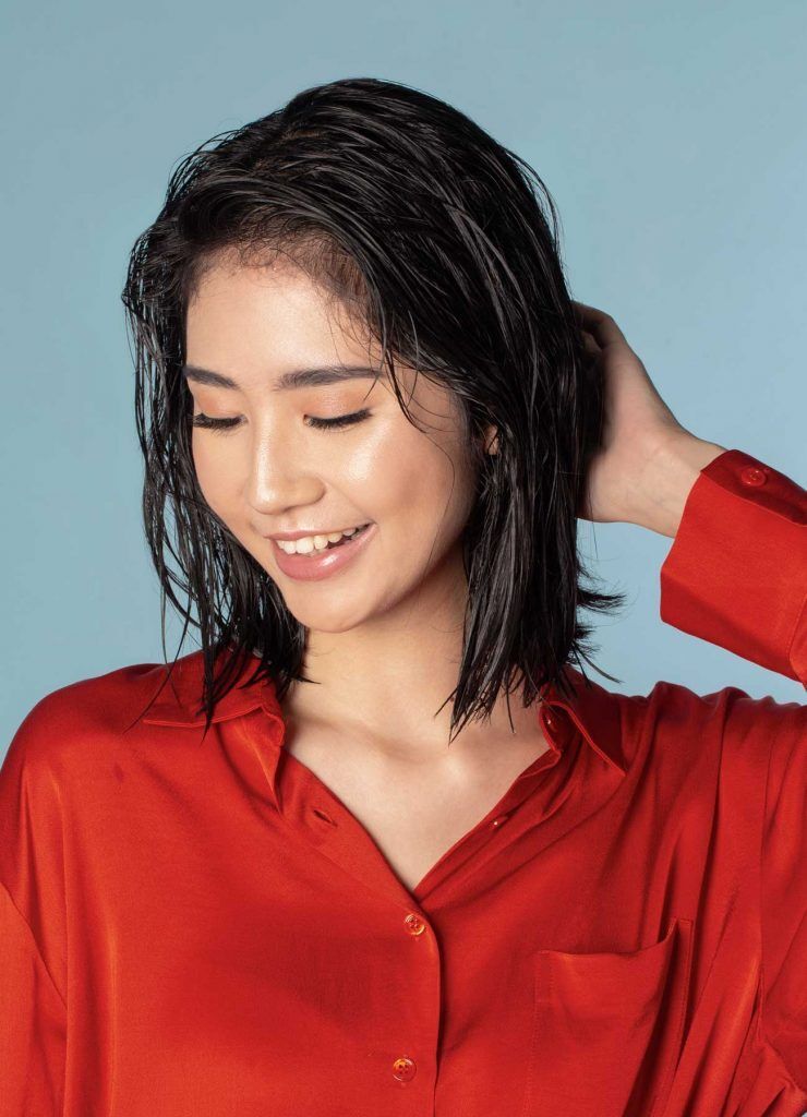 ผู้หญิงเอเชีย ผมประบ่า กำลังไดร์ผม C Curl