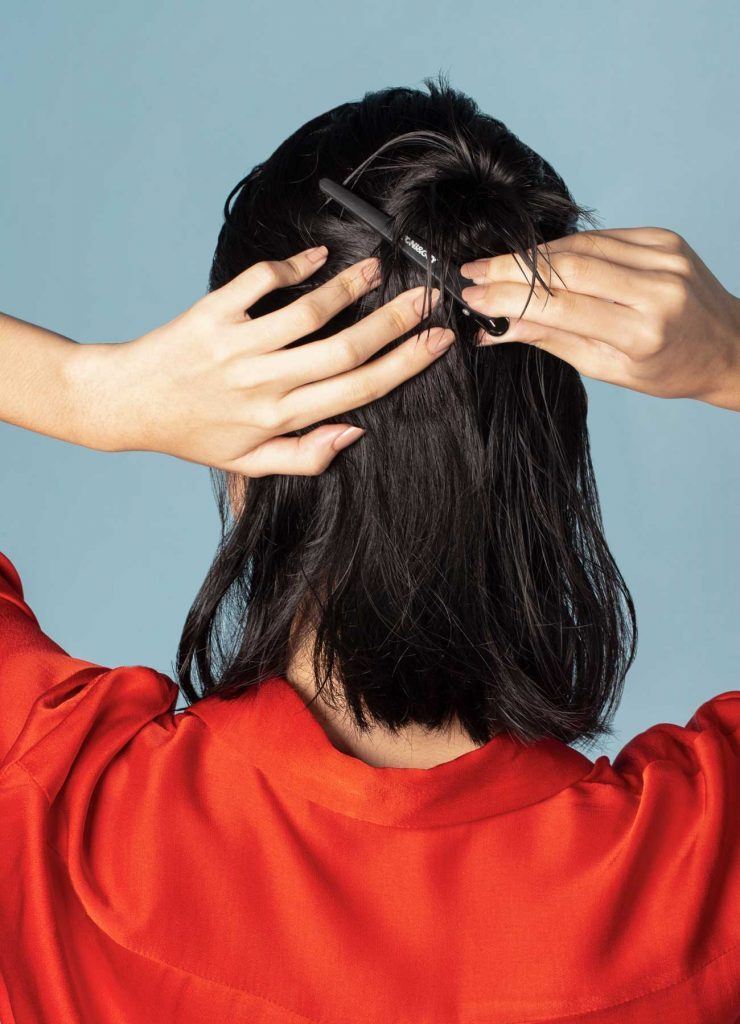 ผู้หญิงเอเชีย ผมประบ่า กำลังไดร์ผม C Curl