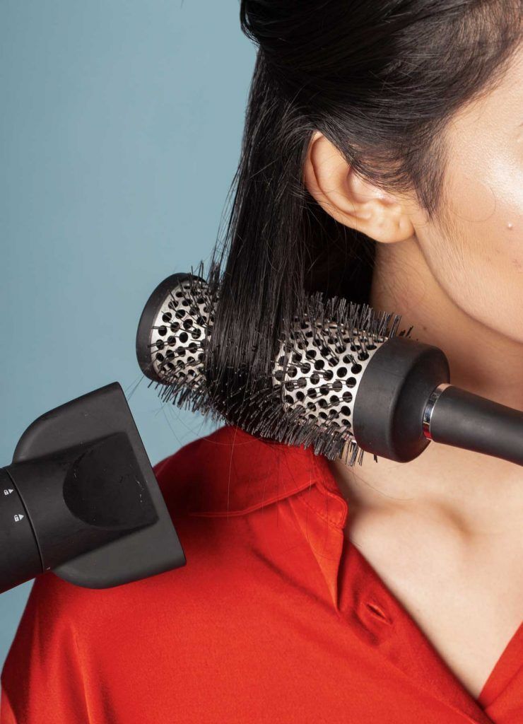 ผู้หญิงเอเชีย ผมประบ่า กำลังไดร์ผม