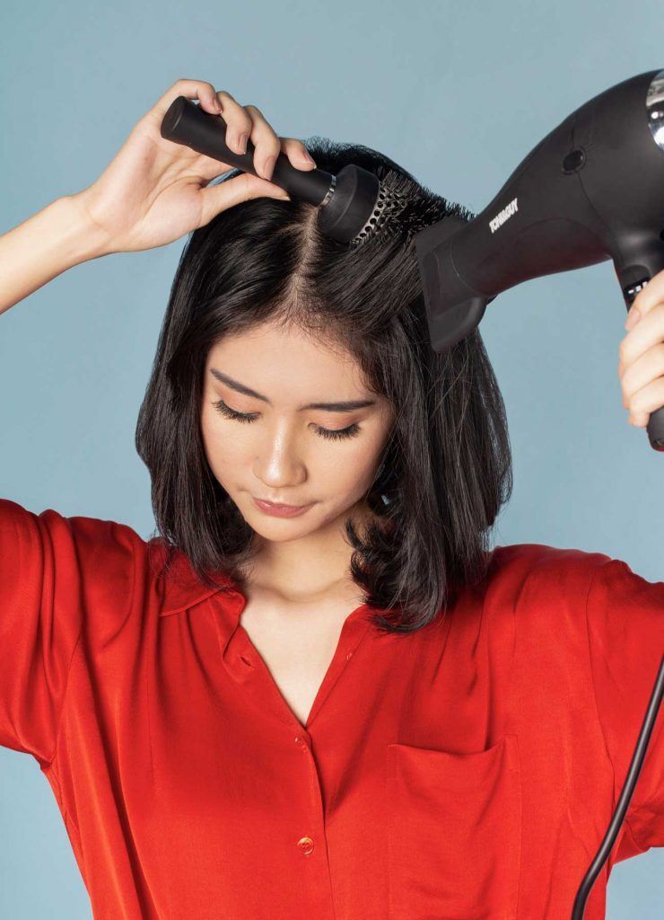 ผู้หญิงเอเชีย ผมประบ่า กำลังไดร์ผม C Curl