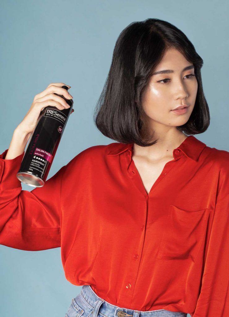 ผู้หญิงเอเชีย ผมประบ่า กำลังไดร์ผม C Curl