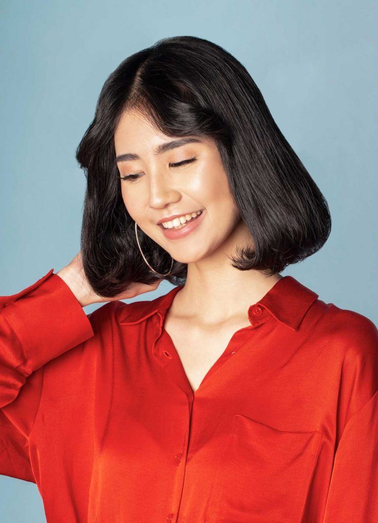 ผู้หญิงเอเชีย ผมประบ่าปลายงุ้ม