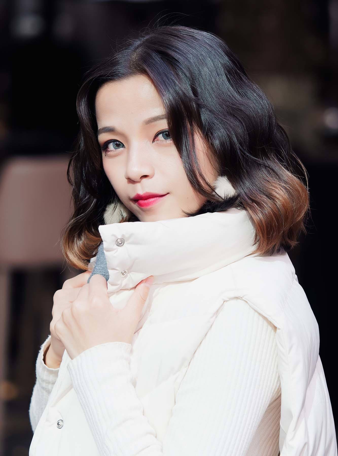 ทรงผมประบ่าดัดลอนมาม่าสไตล์เกาหลี (Credit: Rex by Shutterstock)