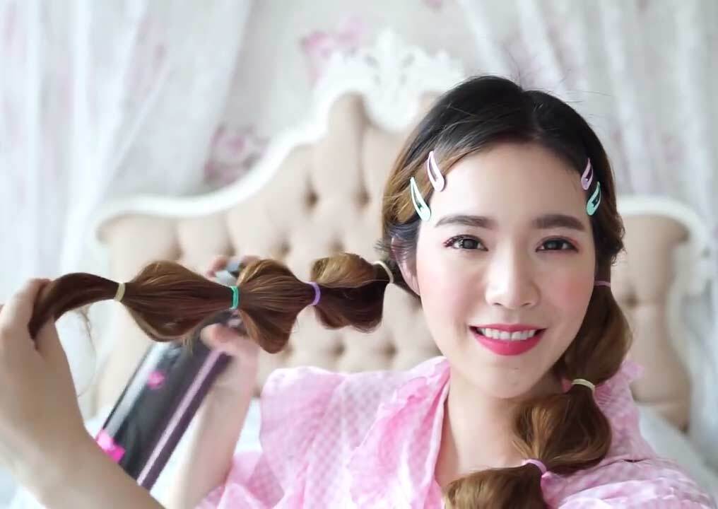 ผู้หญิงเอเชีย ฉีดสเปรย์ใส่ผม ผมมัดปล้อง 