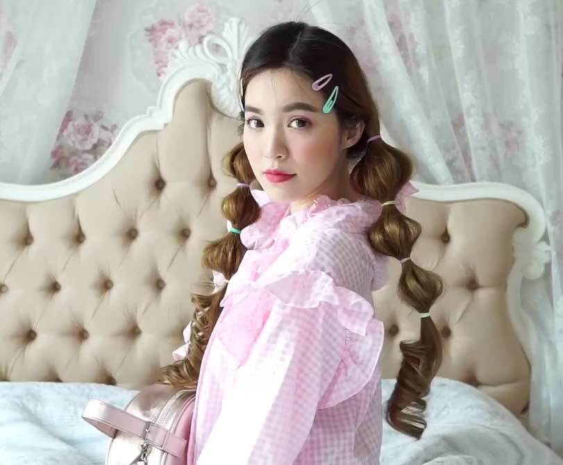 ผู้หญิงเอเชีย หันหน้า ทรงผมมัดปล้อง ติดกิ๊บ สองข้าง 