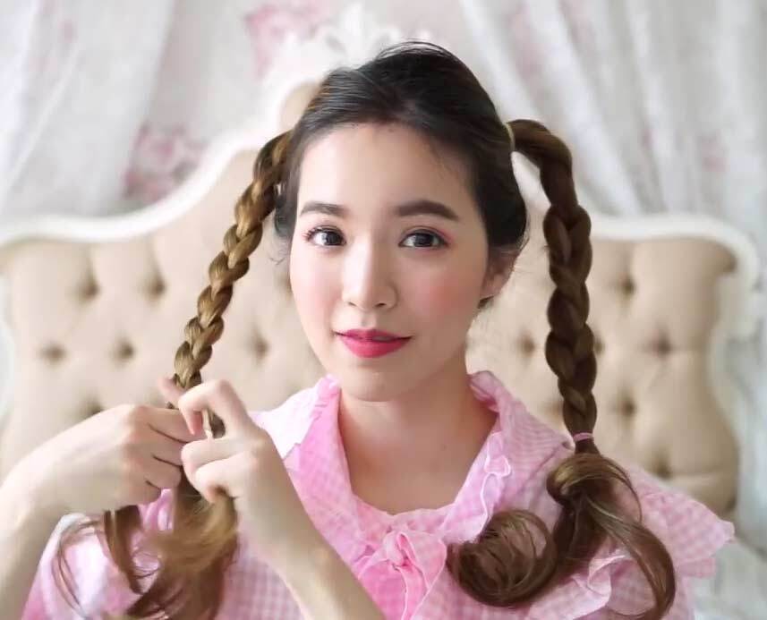 ผู้หญิงเอเชีย หันหน้า ถักเปียสามทั้งสองข้าง 