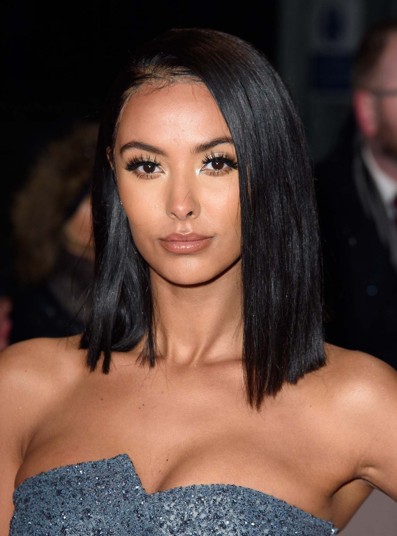 บ๊อบประบ่าแสกข้าง สไตล์ผมตงและเงา แบบ Glass Hair (Credit: Rex by Shutterstock)