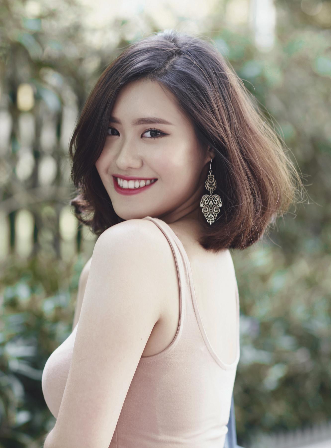 บ๊อบประบ่าแสกข้าง และจัดทรงให้มีวอลลุ่ม (Credit: Natasha Estelle)