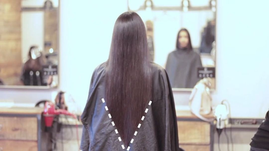 Lady_straight_hair_sits_in_salon_for-_V_cuts_