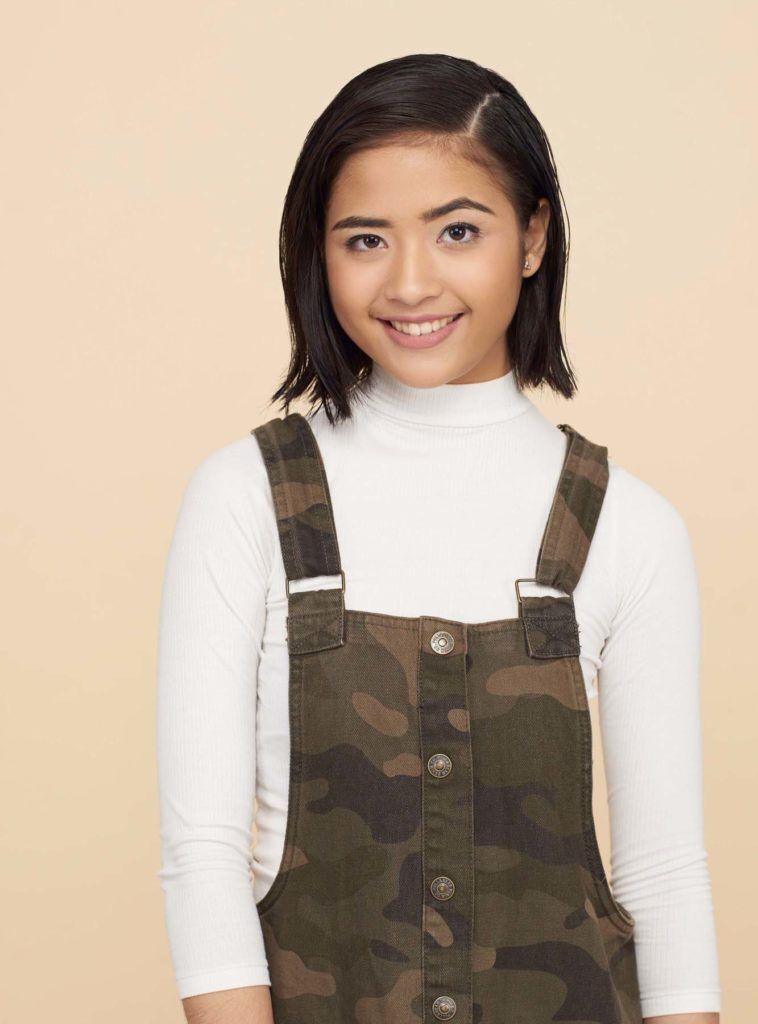 ผู้หญิงผมสั้น ผมมีวอลลุ่ม ใช้โรลม้วนผม