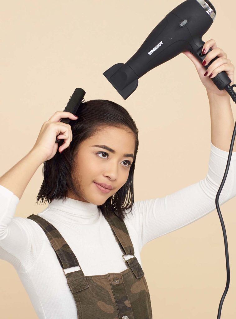 ผู้หญิงผมสั้น ผมมีวอลลุ่ม ใช้โรลม้วนผม