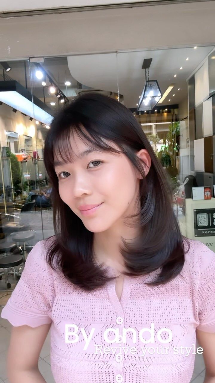 Lady_smiling_with)medium_straight_hair