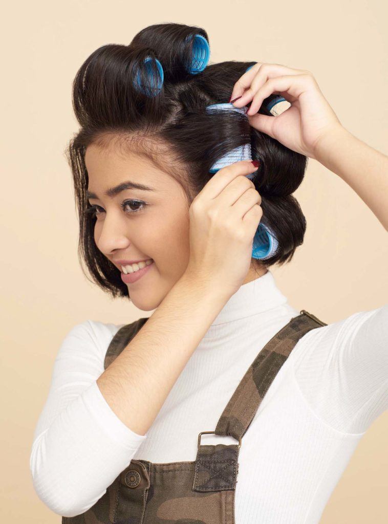 ผู้หญิงผมสั้น ผมมีวอลลุ่ม ใช้โรลม้วนผม