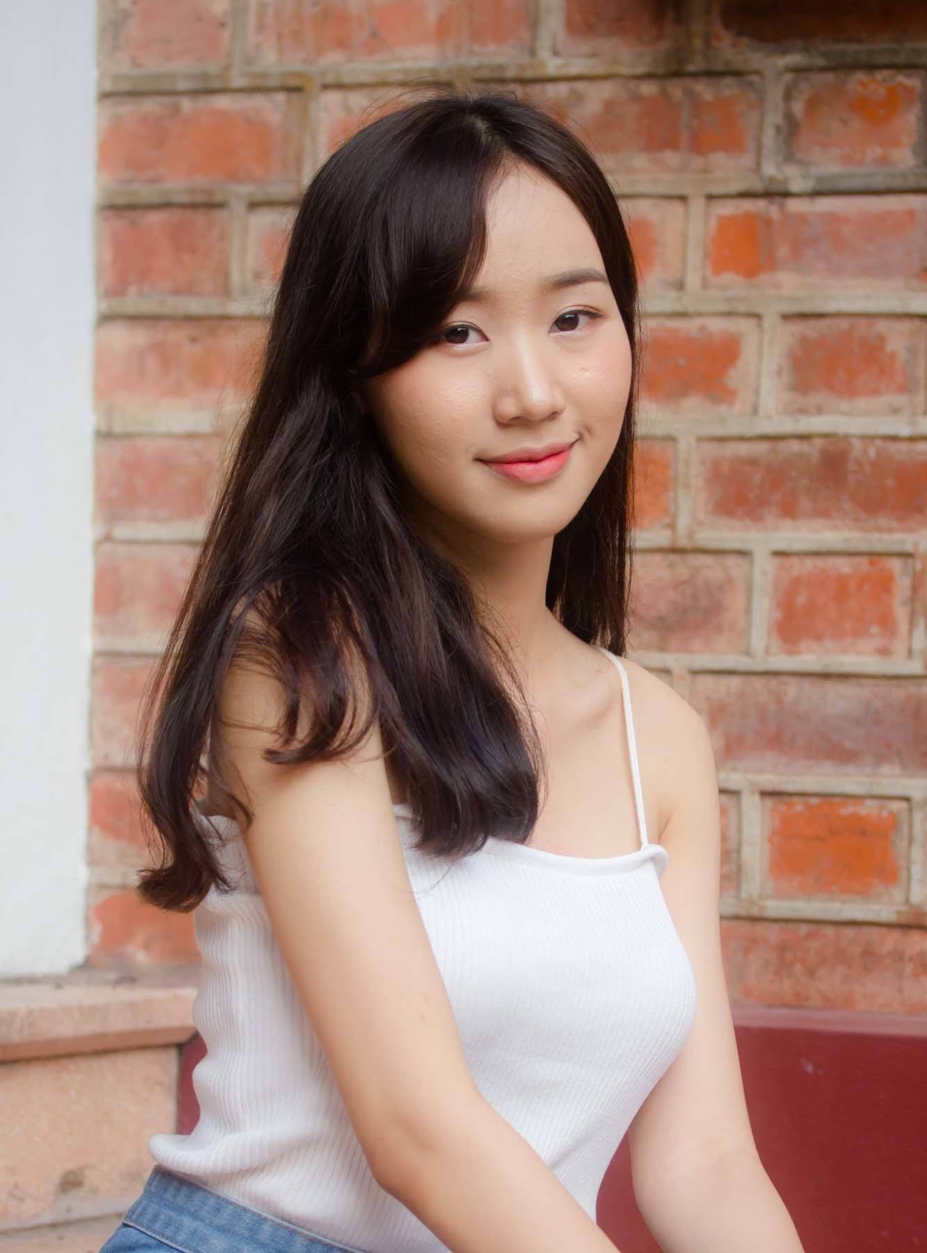 ผมยาวดัดลอนคลายๆ หน้าม้าปัด (Credit: Rex by Shutterstock)