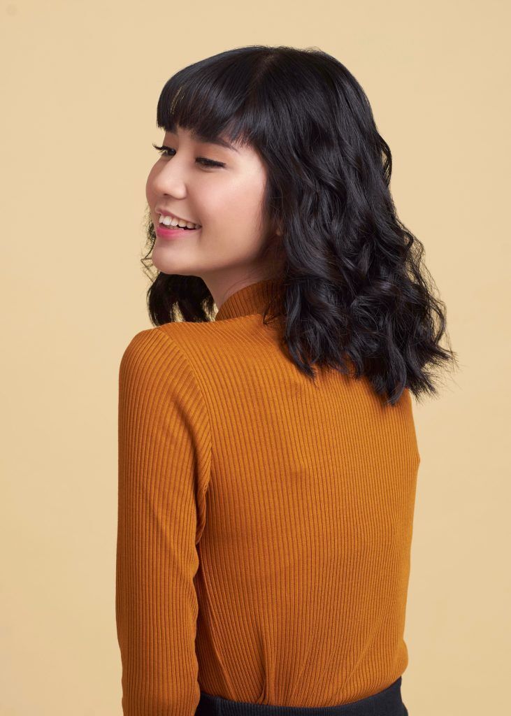 ผมบ๊อบดัดลอนกับหน้าม้า ดูสวยหวาน (Credit: Dennie Ramon)