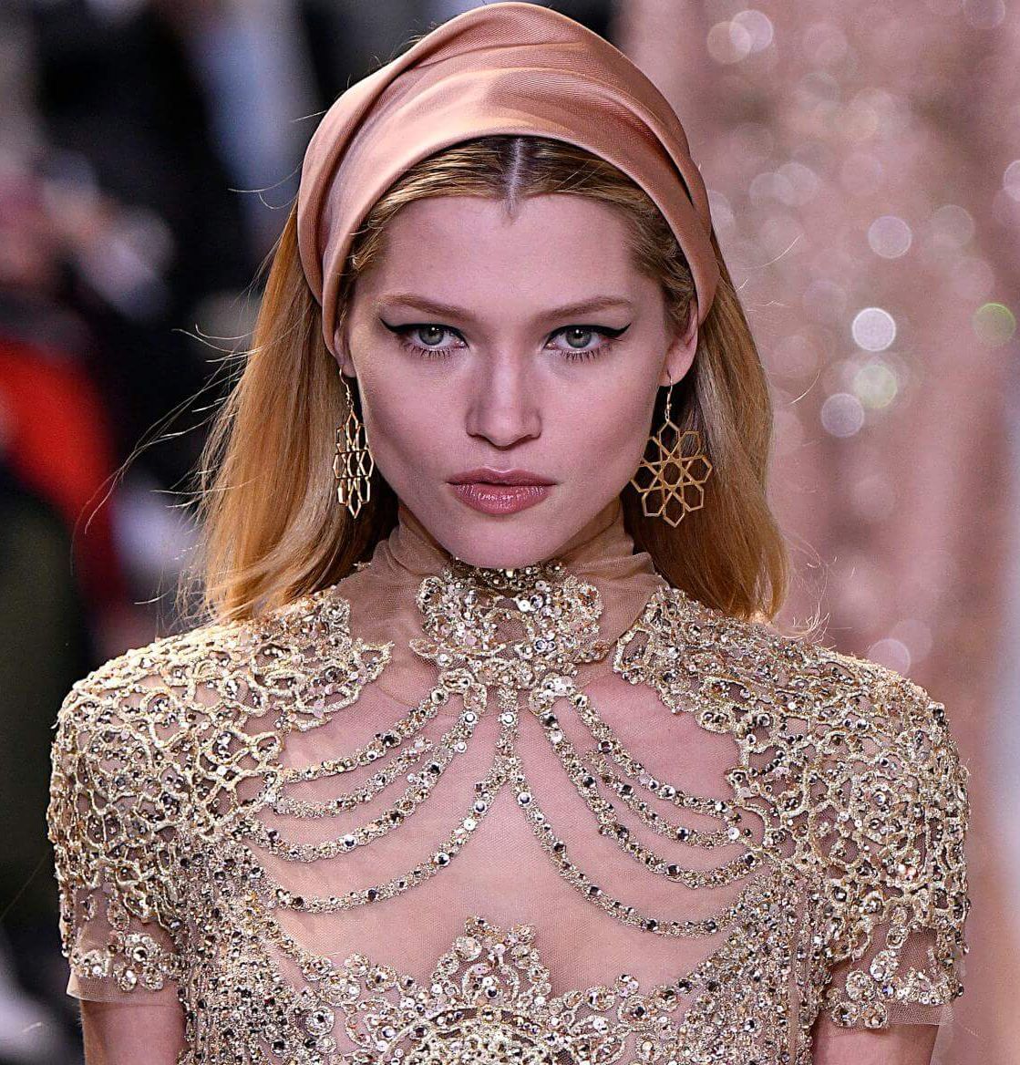 แฟชั่นผ้าคาดหัว (Credit: indigitalimages.com)