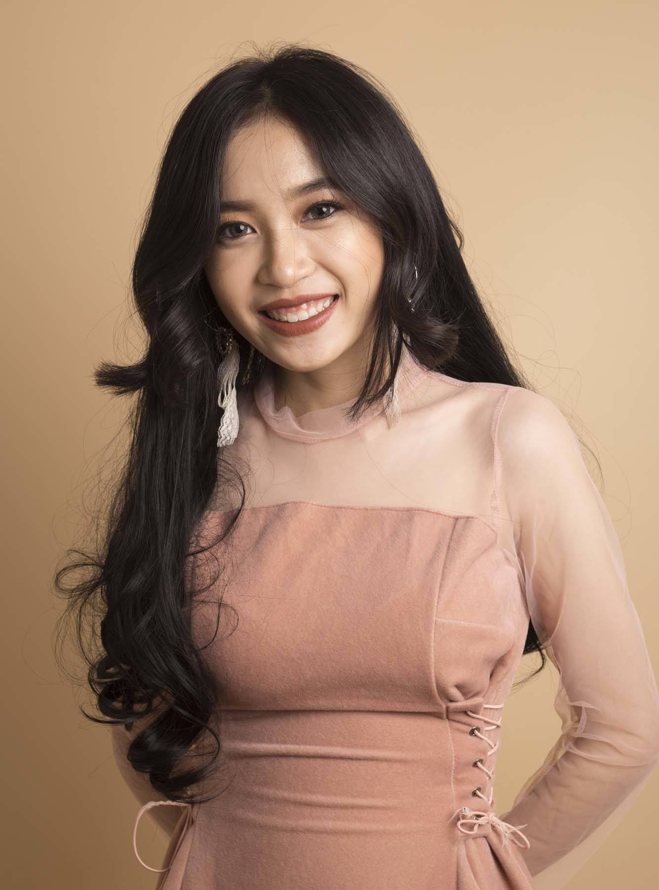 ผมยาวแสกกลางปลายดัดลอน (Credit: Rex by Shutterstock)