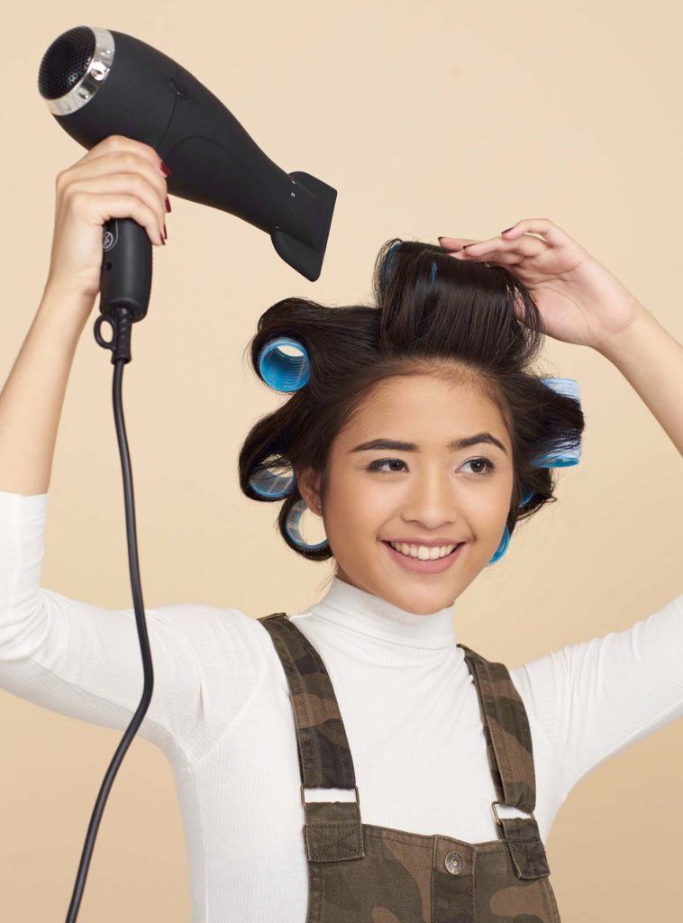 ผู้หญิงผมสั้น ผมมีวอลลุ่ม ใช้โรลม้วนผม