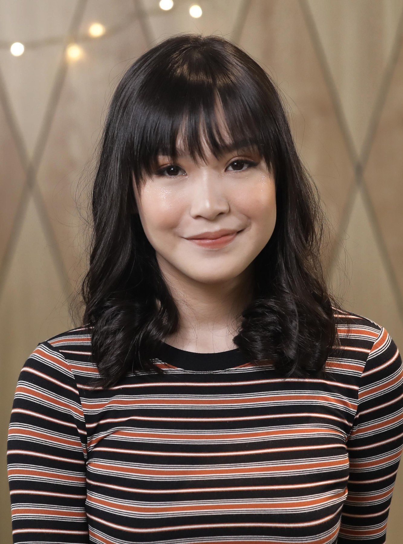 บ๊อบประบ่าปลายดัดลอน กับผมหน้าม้าน่ารักๆ (Credit: Natasha Estelle)