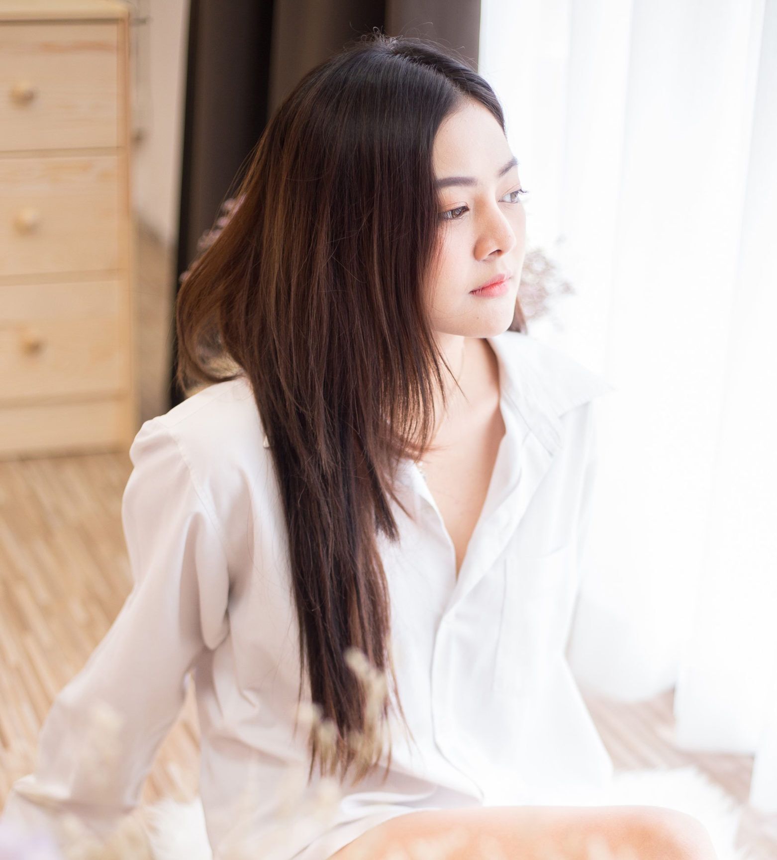 ผมยาวตรงสไลด์ด้านข้าง (Credit : Shutterstock)