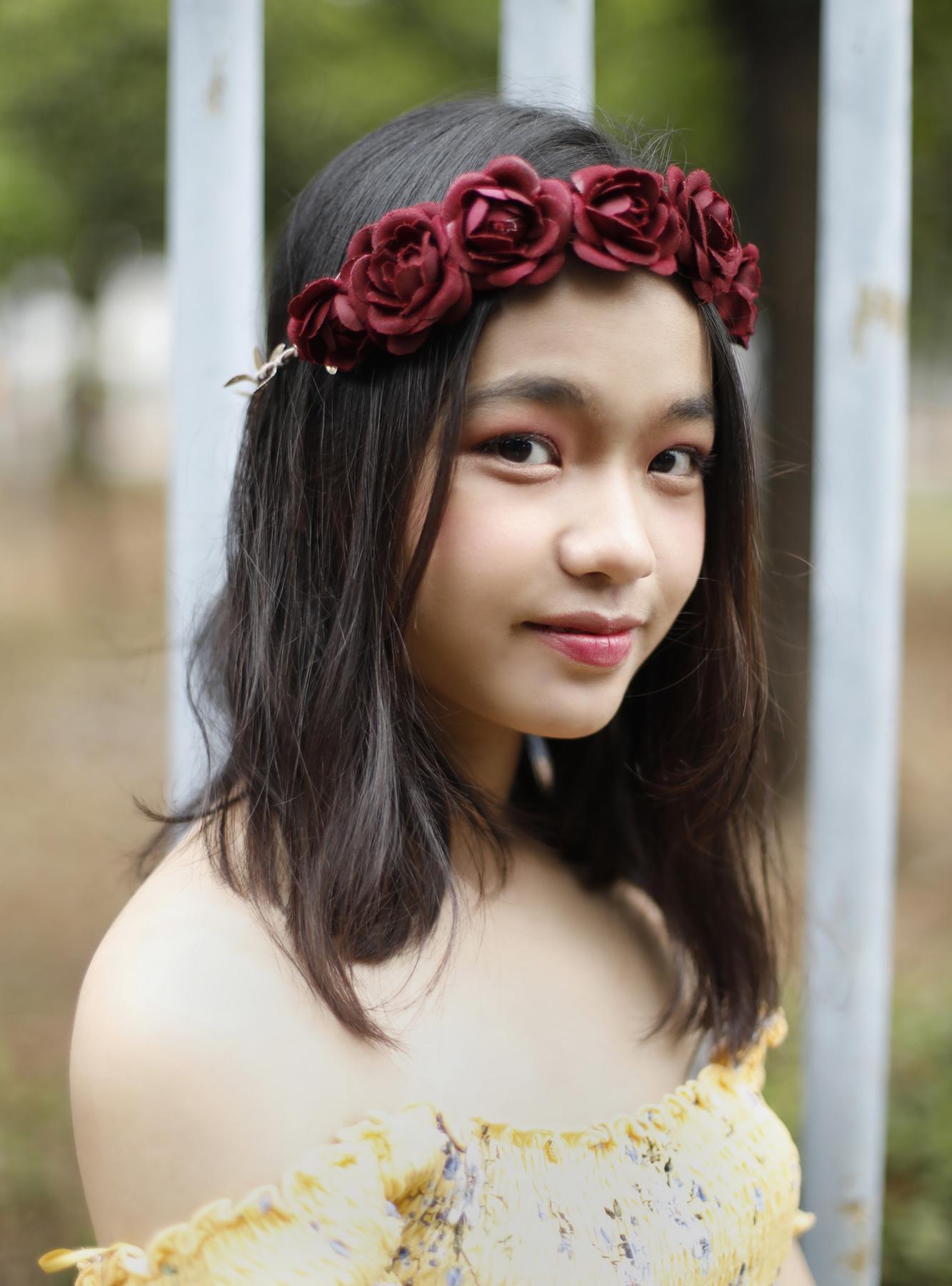 ผมบ๊อบประบ่าดัดลอนอ่อนๆ ดูเป็นธรรมชาติ (Credit: Natasha Estelle)