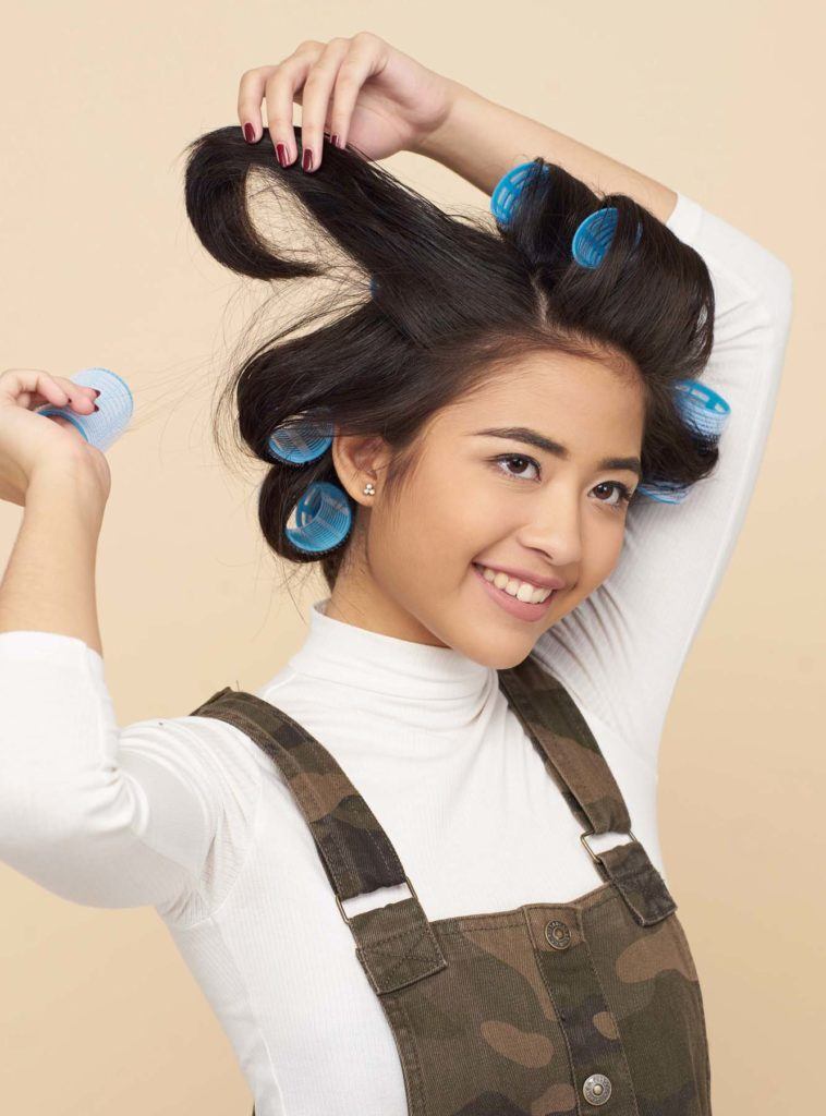 ผู้หญิงผมสั้น ผมมีวอลลุ่ม ใช้โรลม้วนผม